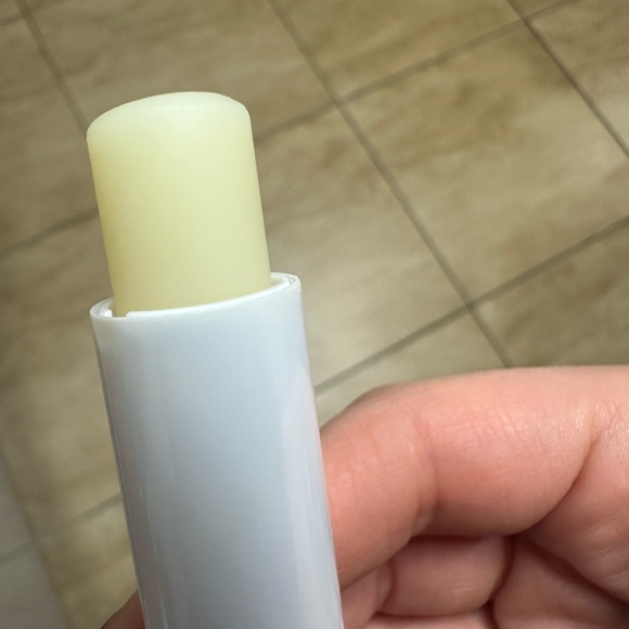L'Occitane Ultra Rich Lip Balm - White - Picture 2 of 2